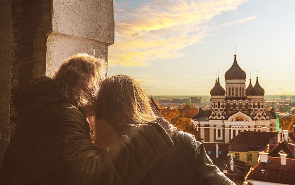 Couple admiring the Alexander Nevsky Cathedral in Tallinn at sunset | MSC Cruises Couple admiring the Alexander Nevsky Cathedral in Tallinn at sunset | MSC Cruises