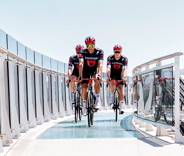 Ciclistas con uniformes del equipo rodando sobre la cubierta de un crucero | MSC Cruceros Ciclistas con uniformes del equipo rodando sobre la cubierta de un crucero | MSC Cruceros